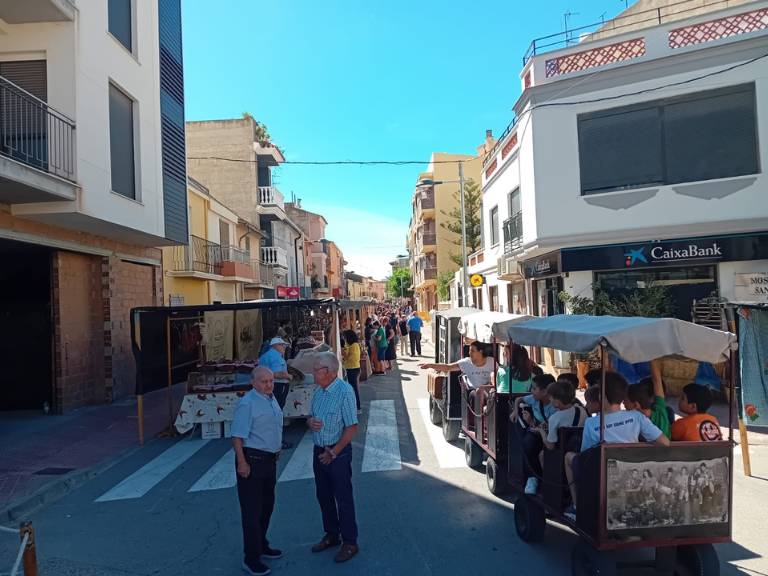 La localidad recibe con entusiasmo el inicio de la muestra, atrayendo a un gran número de visitantes que se preparan para explorar este fin de semana la variada oferta de los 70 stands.