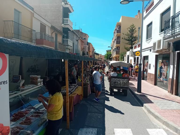 La localidad recibe con entusiasmo el inicio de la muestra, atrayendo a un gran número de visitantes que se preparan para explorar este fin de semana la variada oferta de los 70 stands.