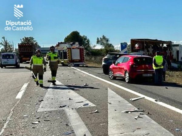 Accidente en CV-102 a la altura de Vinaròs moviliza a los Bomberos