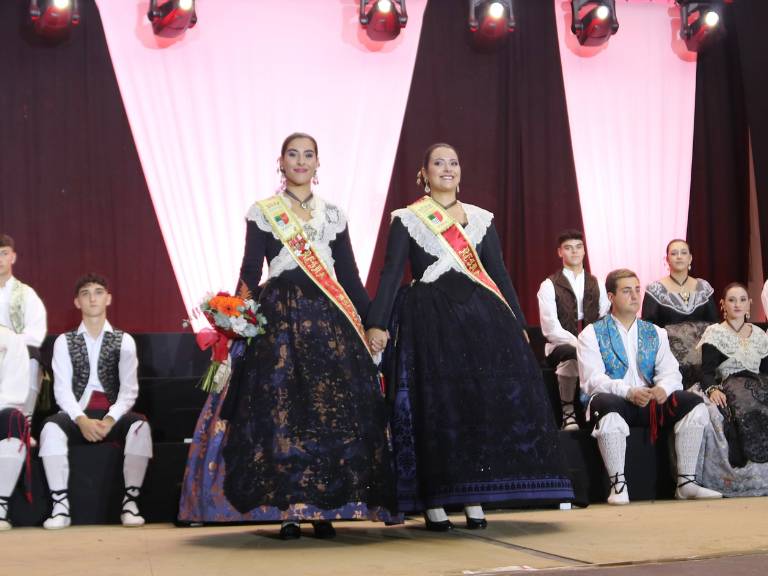 El popular acto de presentación de la Reina de las Fiestas, que marca el inicio de los actos festivos, se trasladó al salón sociocultural por la inestabilidad meteorológica