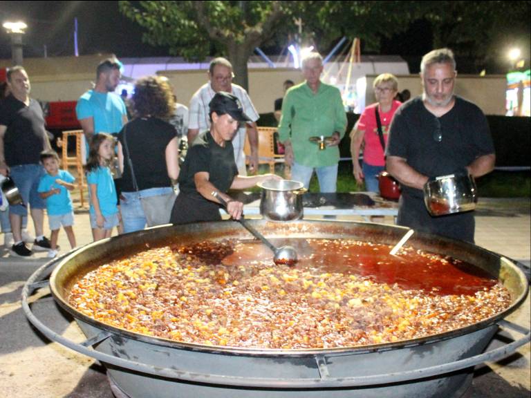 Se repartieron 11.100 raciones de “caldereta”, mientras que aproximadamente 2.300 personas cenaron en la carpa del Recinto Ferial.