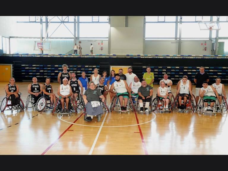 El Ayuntamiento de Burriana y ACODIS celebran un partido de baloncesto en silla de ruedas, destacando su trabajo con la inclusión y la visibilidad del deporte adaptado