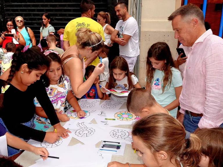 El consistorio ha ofrecido una jornada completa con talleres creativos, pasacalles, y experiencias educativas en el marco de sus fiestas patronales.