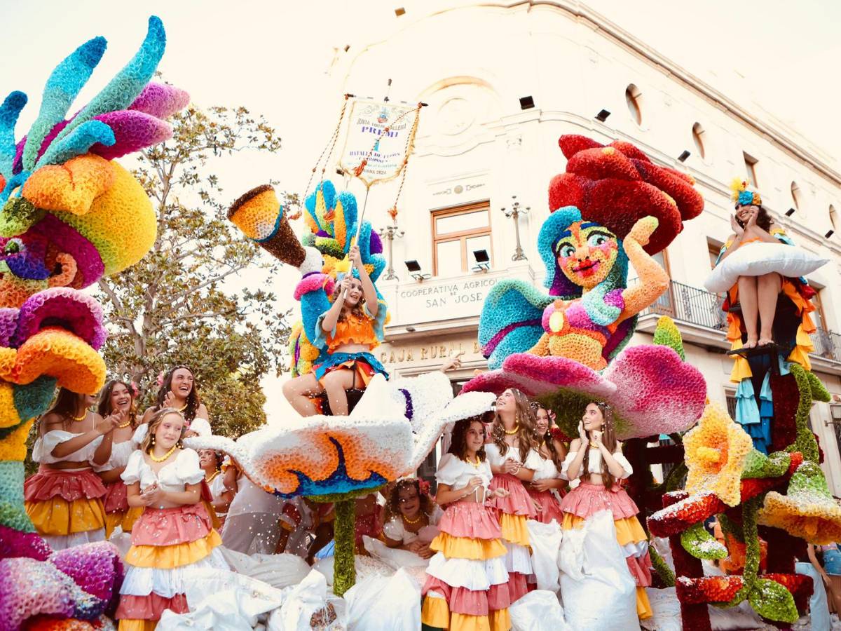 Burriana despide sus fiestas con la colorida Batalla de Flores