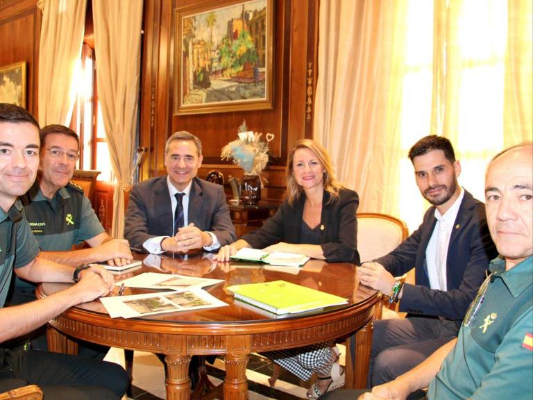 Estos actos se han celebrado tradicionalmente en el interior de la comandancia de la Guardia Civil, mientras que el desfile militar ha tenido lugar en la calle Benicarló.