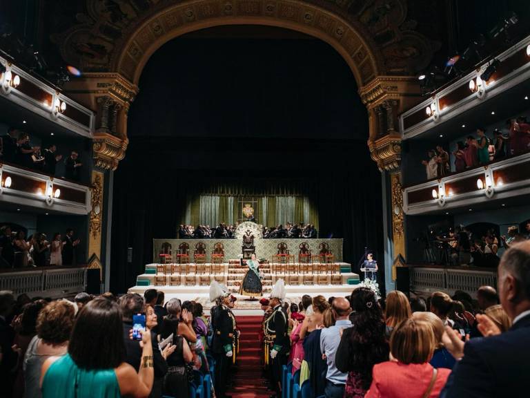 El Teatro Principal de Castellón ha sido testigo del acto de imposición de bandas a las máximas representantes de las fiestas de la ciudad.