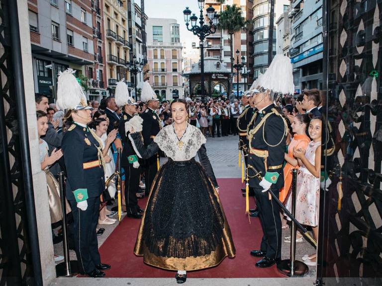 El Teatro Principal de Castellón ha sido testigo del acto de imposición de bandas a las máximas representantes de las fiestas de la ciudad.