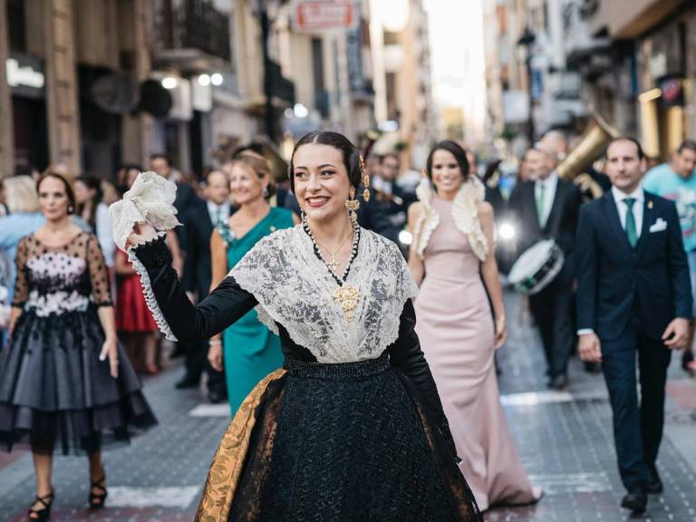 El Teatro Principal de Castellón ha sido testigo del acto de imposición de bandas a las máximas representantes de las fiestas de la ciudad.