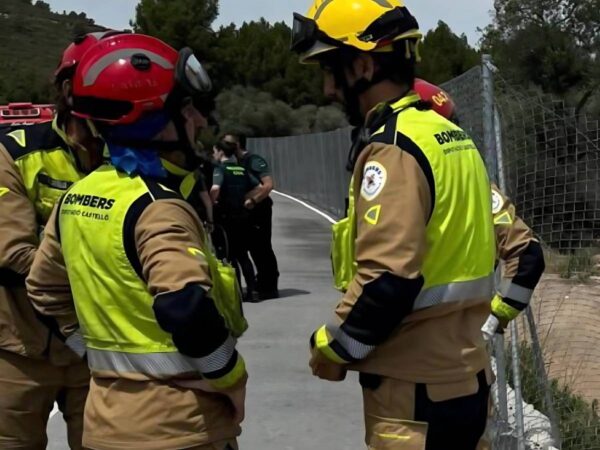 Cierre de la CV-120 tras volcar un camión que transportaba animales