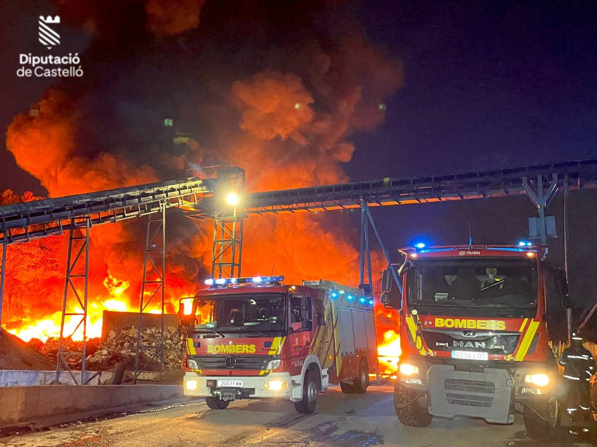 Continúa activo el incendio de la planta de reciclaje de Onda