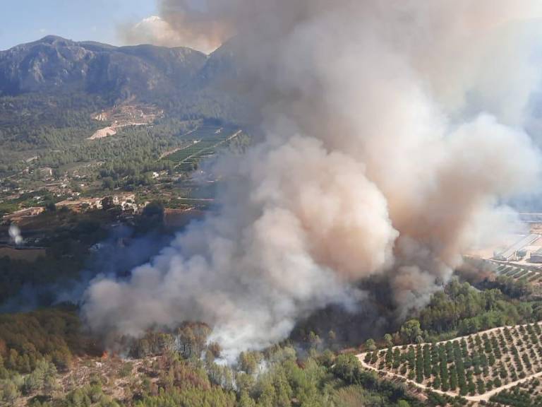 Aunque el incendio sigue activo, las autoridades confían en que la entrada de humedad en la zona permita una evolución favorable.