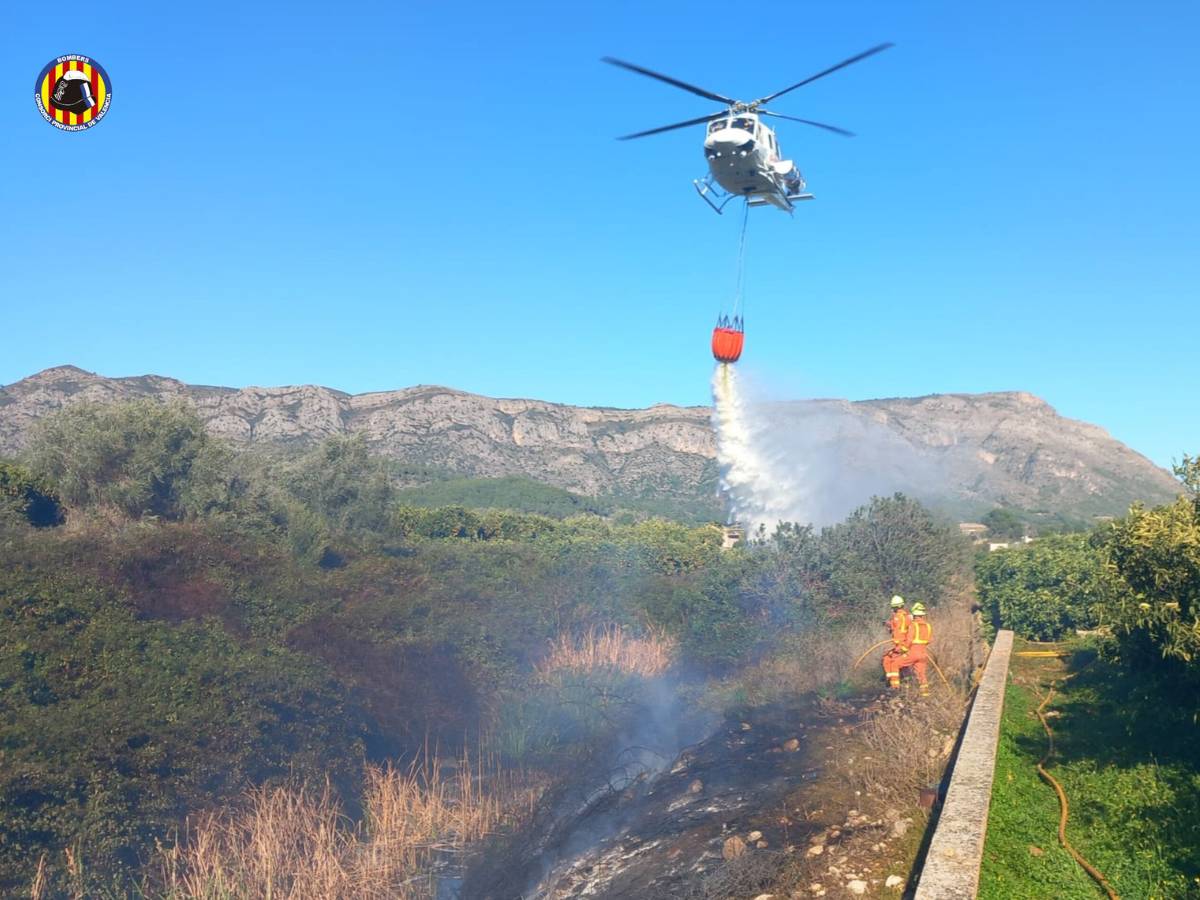 Continúa activo el incendio de Simat y se incorporan más medios