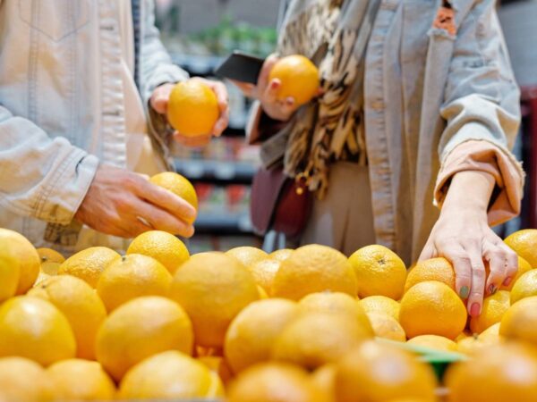 Detectan pesticidas prohibidos en los cítricos de supermercados e hipermercados valencianos