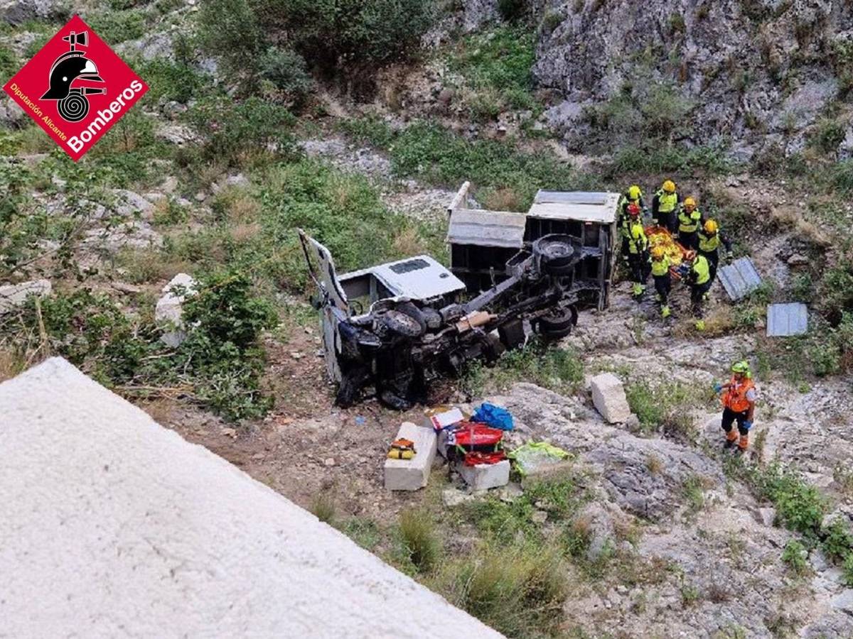 Dos heridos al caer un camión en un barranco de 15 metros