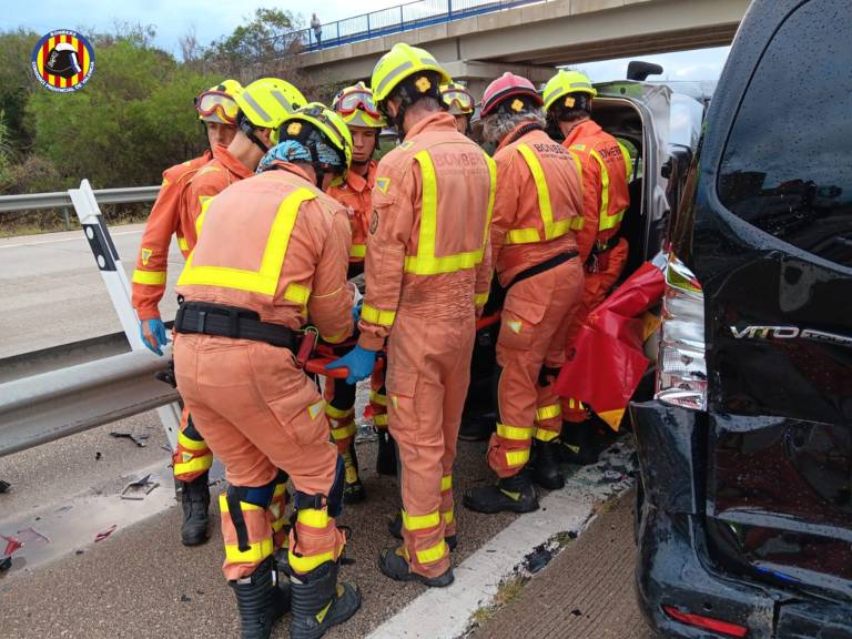 Los bomberos rescataron a las personas atrapadas en los vehículos y las trasladaron a los medios sanitarios para su atención.