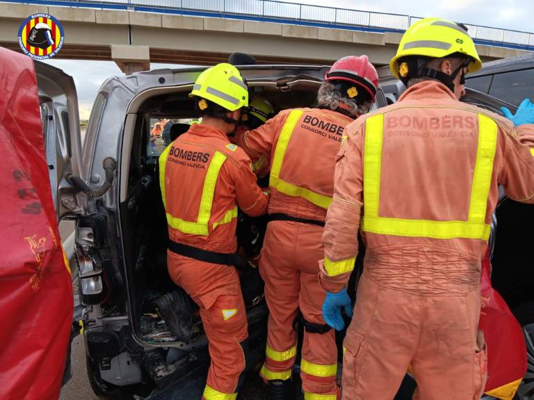 Los bomberos rescataron a las personas atrapadas en los vehículos y las trasladaron a los medios sanitarios para su atención.