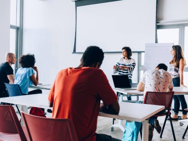 Educación concede 140.000 euros para fomentar el valenciano y el multilingüismo