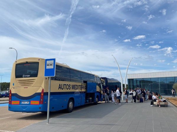 El aeropuerto de Castellón mantiene en septiembre y octubre el autobús con Valencia