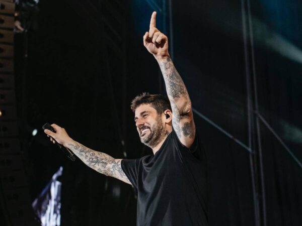 El potente directo de Melendi en Castellón emociona a 17.000 personas