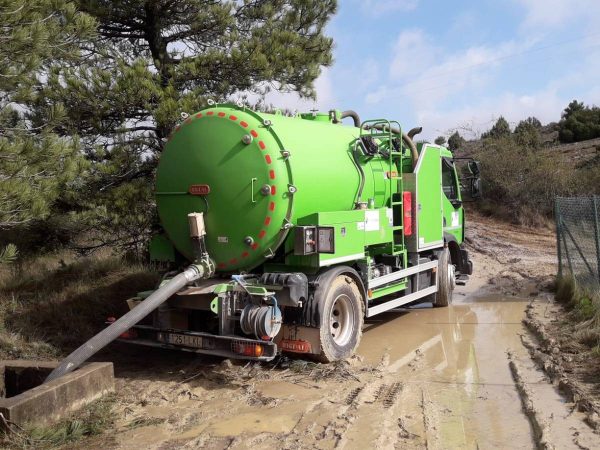 El suministro de agua con cubas salva el ganado en Castellón, Valencia y Alicante