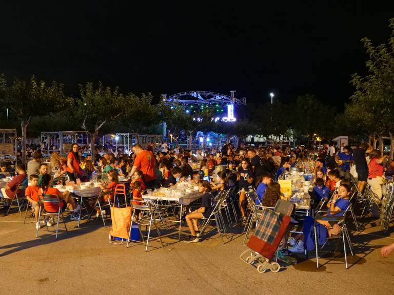 La Nit de Penyes es conocida por su tradicional tombet de bou, un plato emblemático de la gastronomía local que no pasa desapercibido.