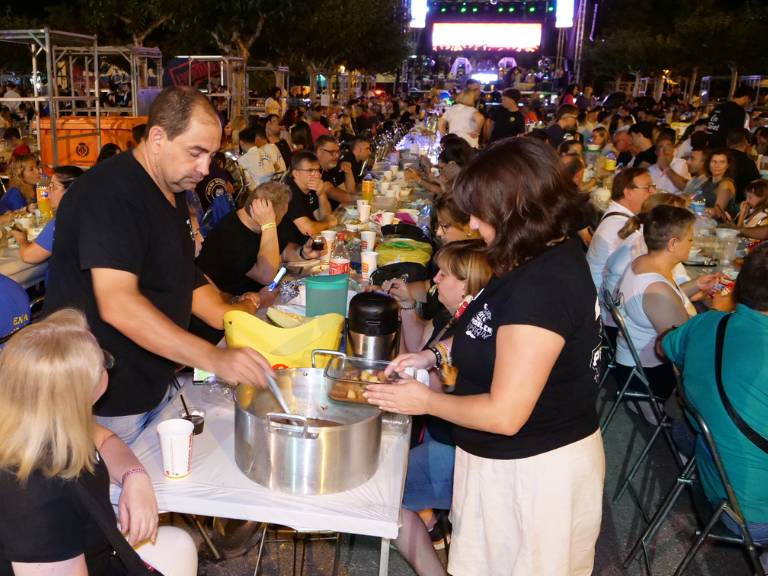 La Nit de Penyes es conocida por su tradicional tombet de bou, un plato emblemático de la gastronomía local que no pasa desapercibido.