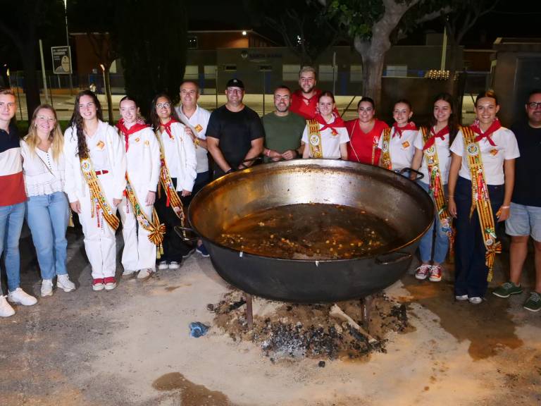 La Nit de Penyes es conocida por su tradicional tombet de bou, un plato emblemático de la gastronomía local que no pasa desapercibido.