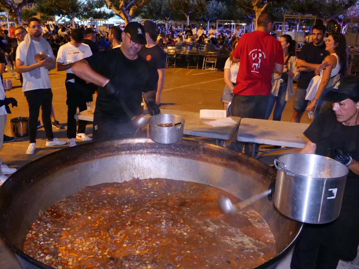 El ‘tombet de bou’ protagoniza la Nit de Penyes en las fiestas de Vila-real