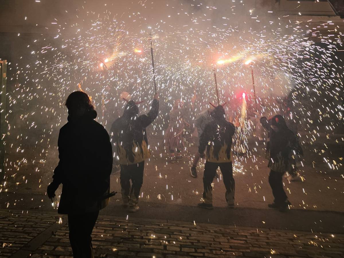 Espectacular fin de fiestas en Benassal a cargo de los Dimonis de La Plana