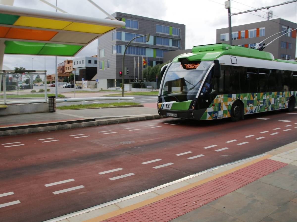 Estudiantes denuncian el colapso que sufre el TRAM en la UJI