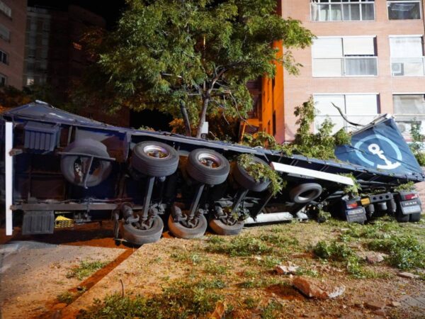 Grave accidente de camión tras colisionar con siete vehículos en Lleida