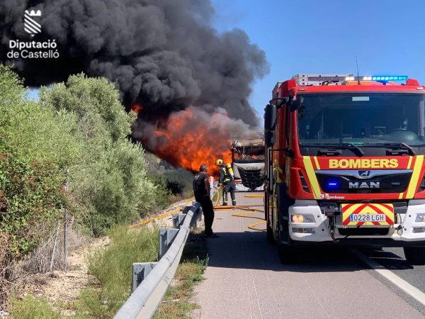 Incendio de un camión en la AP-7 de Cabanes