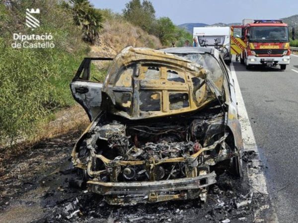 Incendio de un vehículo en la AP-7 en Santa Magdalena de Pulpis