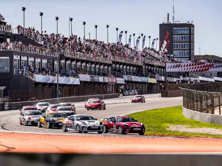 El piloto madrileño Juan Cota, quien ha ganado las tres carreras del fin de semana, ha sido seleccionado para representar a España en los FIA Motorsport Games.