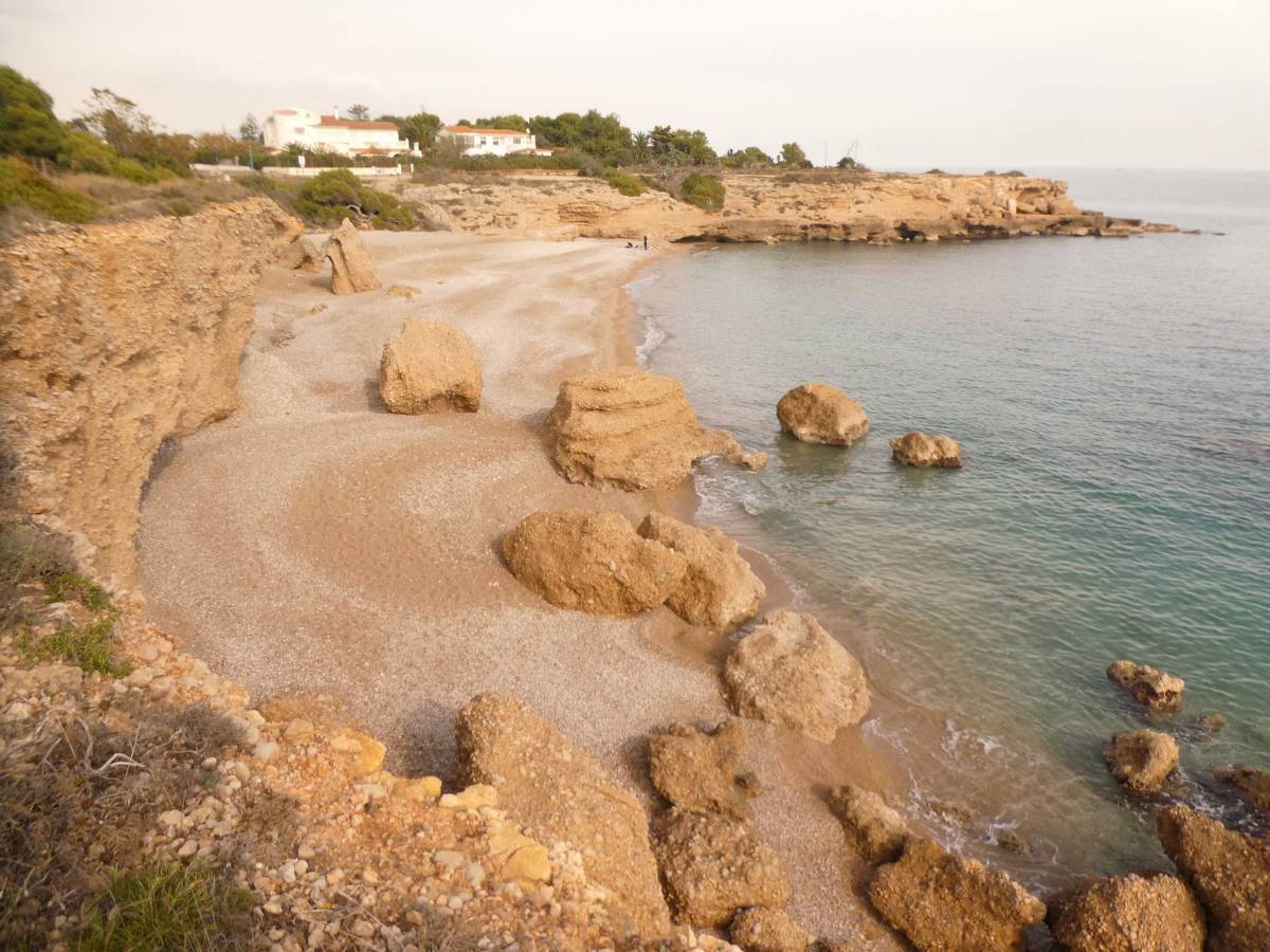 La Guardia Civil salva a un hombre de morir ahogado en Vinaròs