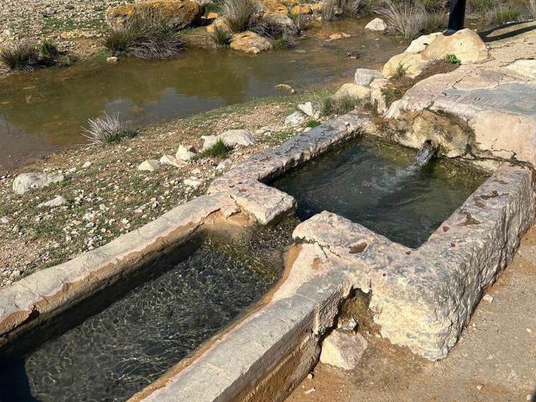 Tras el largo periodo de sequía, las últimas lluvias incrementan el caudal de las fuentes de Les Useres y garantizan el abastecimiento de agua