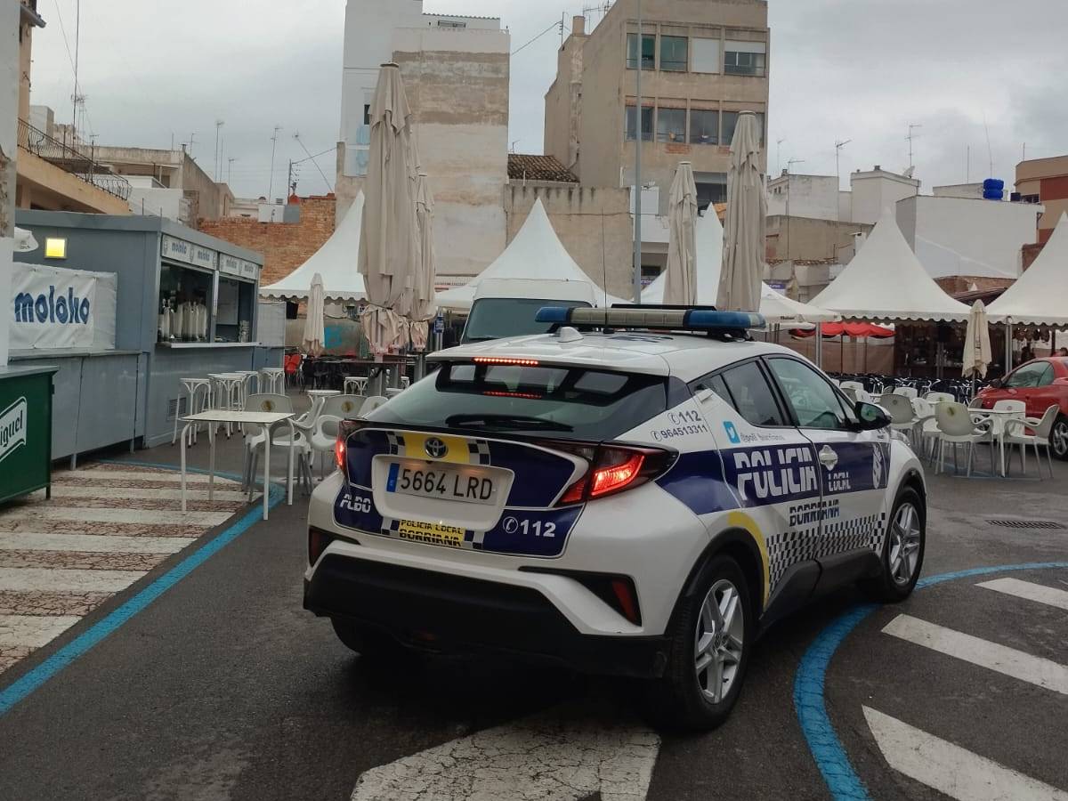 La Policía Local de Burriana inspecciona la limpieza de la vía pública de las peñas