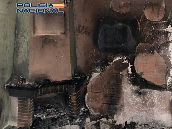 La Policía Nacional salva la vida a un hombre en el incendio de una vivienda