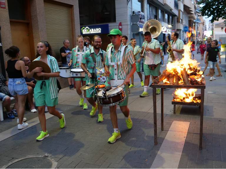 La Nit de la Xulla, que cada año atrae a cientos de personas, destaca por su ambiente de convivencia y la degustación de la tradicional "xulla", un plato típico local.