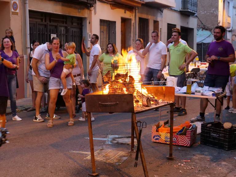 La Nit de la Xulla, que cada año atrae a cientos de personas, destaca por su ambiente de convivencia y la degustación de la tradicional "xulla", un plato típico local.