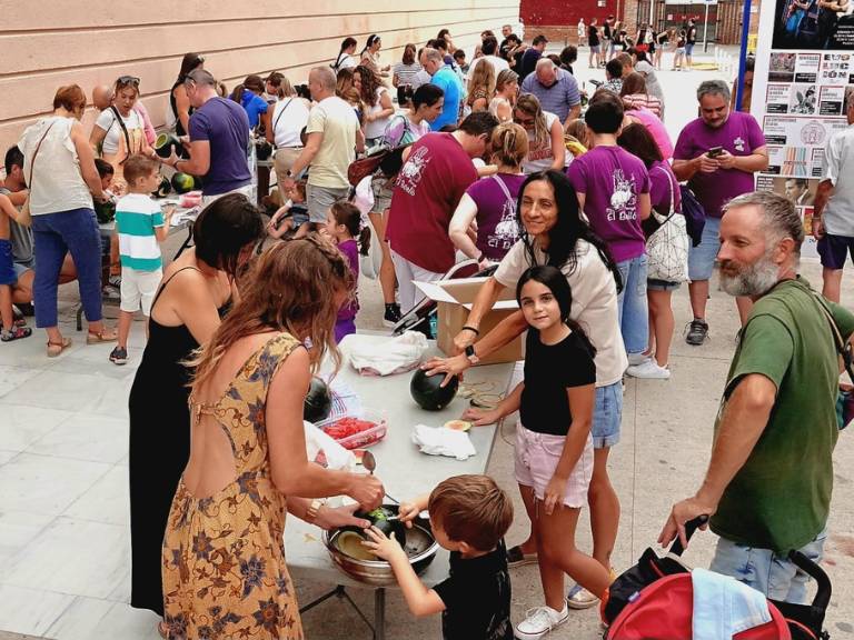 Durante el recorrido, los asistentes disfrutaron de la luz de los fanalets y cantaron la canción popular "El sereno i la serena",