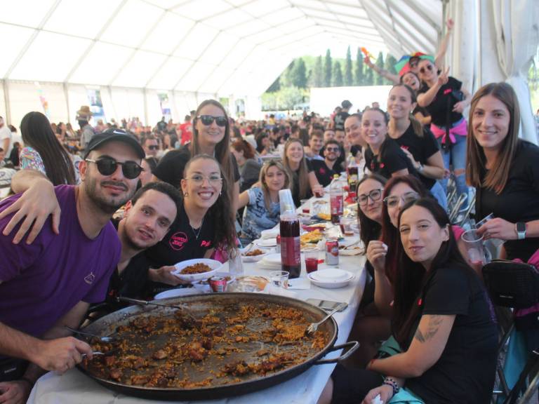 Más de 1,700 personas disfrutaron de las paellas en la XXVI edición de la “Trobada de Quintes” de Almenara, que tuvo lugar en la carpa del Recinto Ferial.