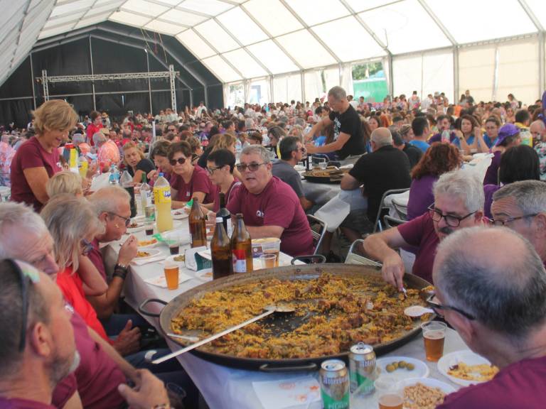 Más de 1,700 personas disfrutaron de las paellas en la XXVI edición de la “Trobada de Quintes” de Almenara, que tuvo lugar en la carpa del Recinto Ferial.