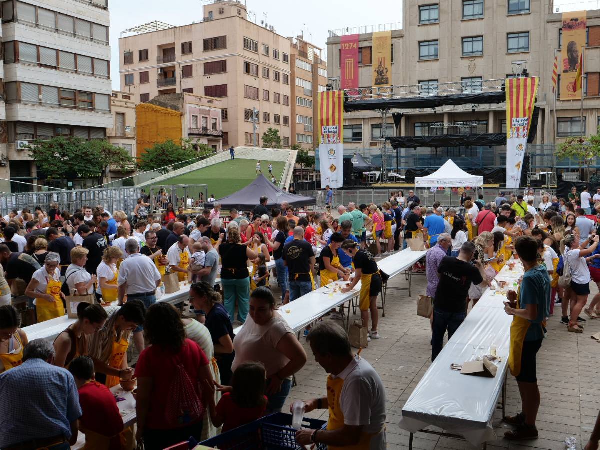 Tradición y solidaridad en Vila-real en la VIII edición de elaboración de ‘allioli’