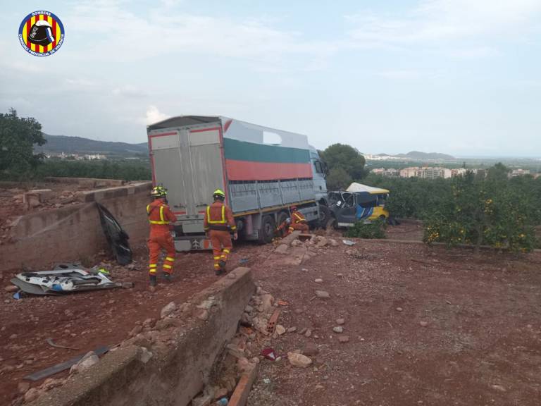 En el siniestro, un camión con problemas en los frenos chocó contra dos furgonetas y atropelló a varias personas que estaban trabajando en una zona de huerta de la localidad.