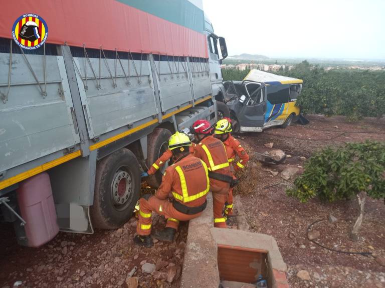 En el siniestro, un camión con problemas en los frenos chocó contra dos furgonetas y atropelló a varias personas que estaban trabajando en una zona de huerta de la localidad.