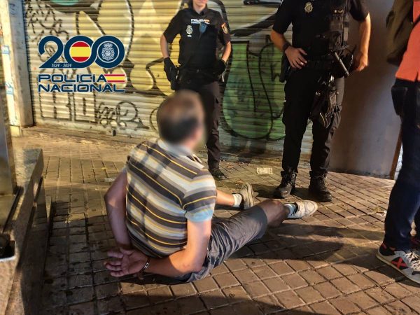 Tres policías fuera de servicio detienen a un ladrón tras robar la recaudación de un comercio