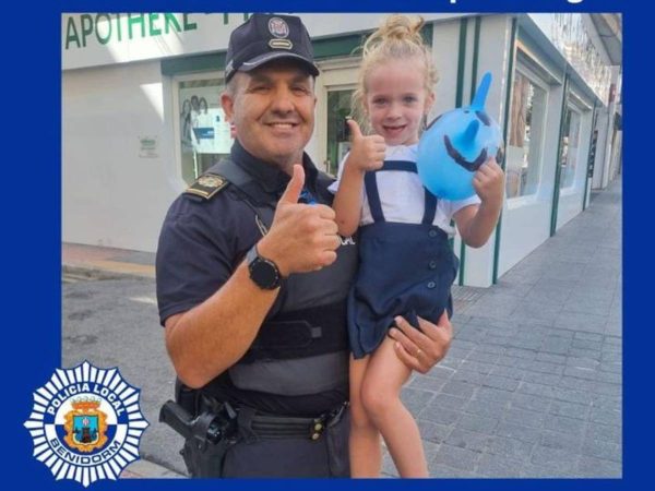 Un agente de la Policía local de Benidorm salva la vida de una niña