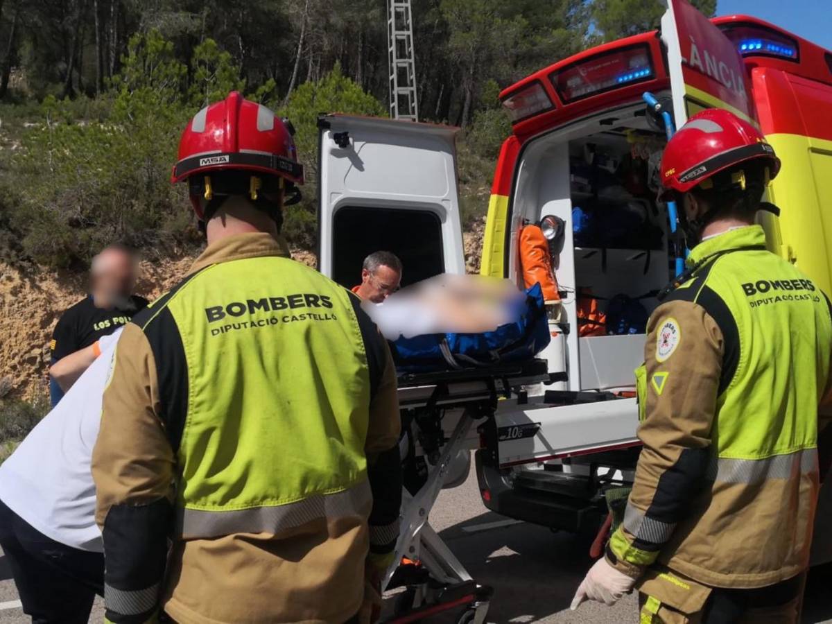 Los Bomberos del Parque Alto Palancia están trabajando intensamente para llegar al lugar y llevar a cabo el rescate del motorista.