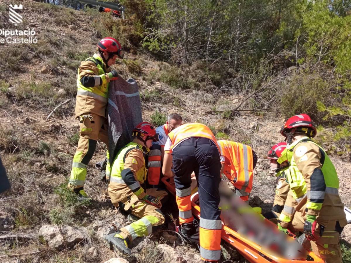 Los Bomberos del Parque Alto Palancia están trabajando intensamente para llegar al lugar y llevar a cabo el rescate del motorista.